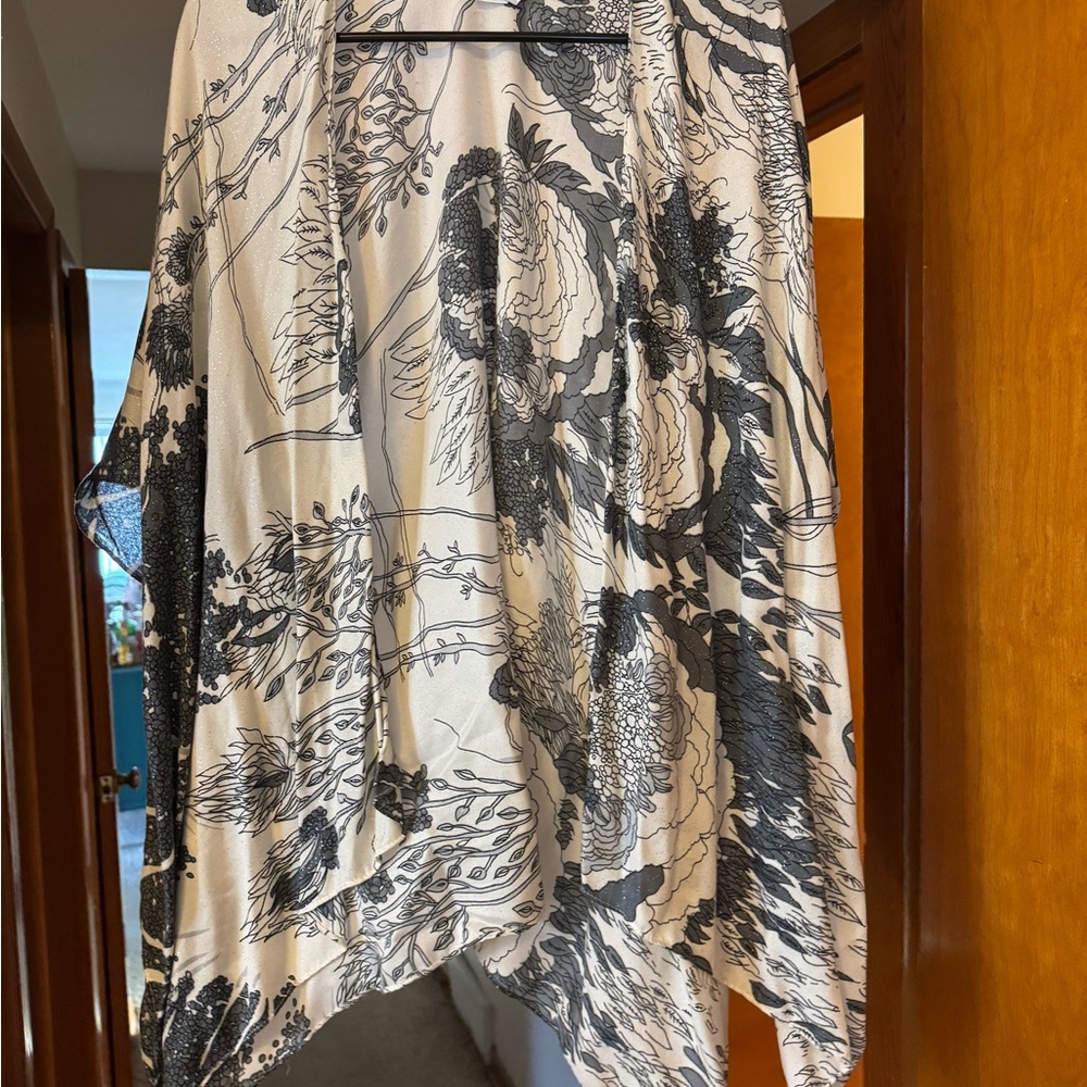 Floral Black and White Kinono